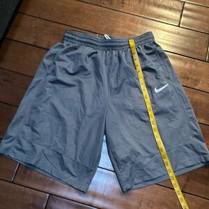 Men’s drawstring, elastic waist, athletic shorts pockets in the front size large